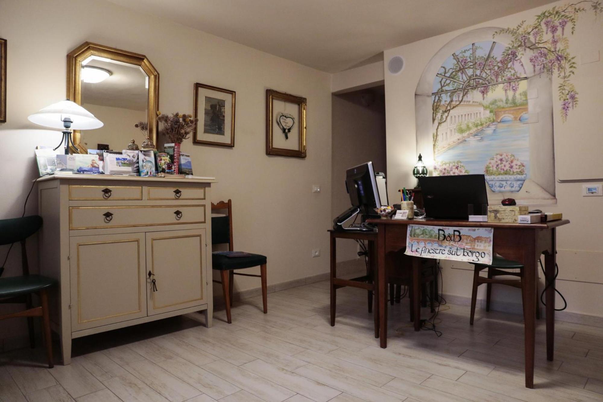 Le Finestre Sul Borgo Rooms Peschiera del Garda Exterior photo