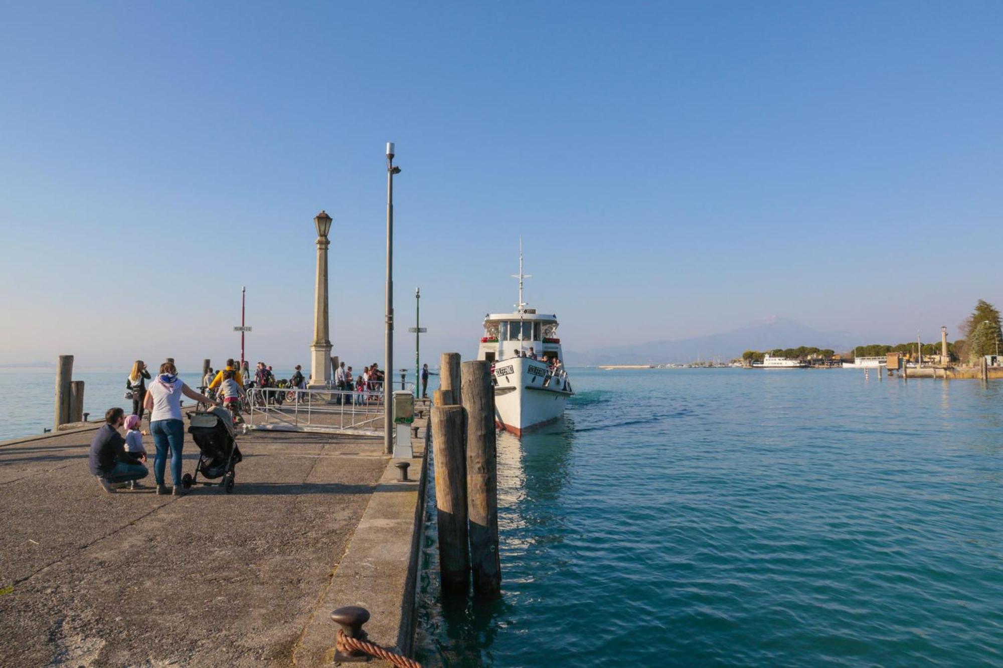 Le Finestre Sul Borgo Rooms Peschiera del Garda Exterior photo
