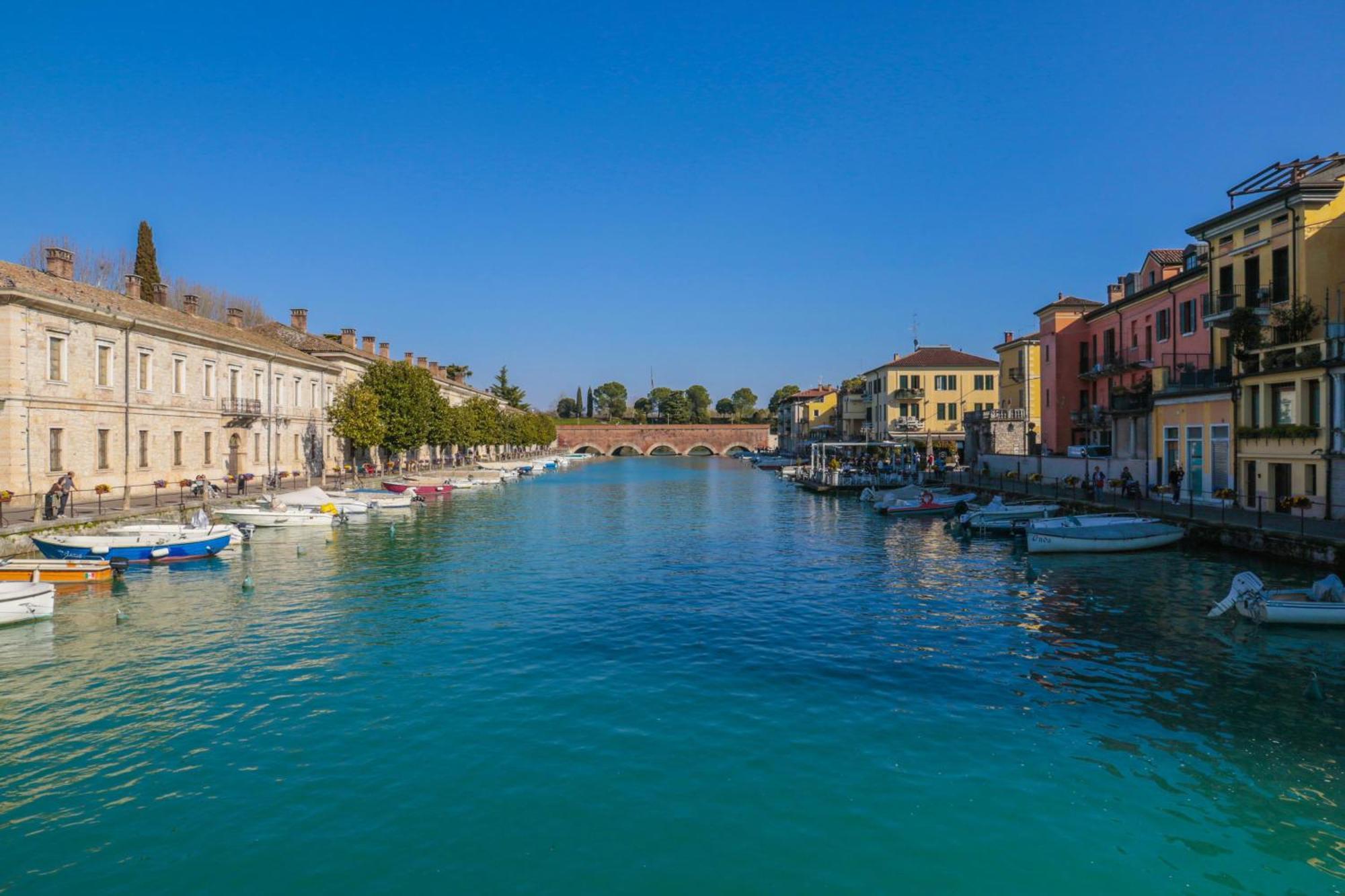 Le Finestre Sul Borgo Rooms Peschiera del Garda Exterior photo