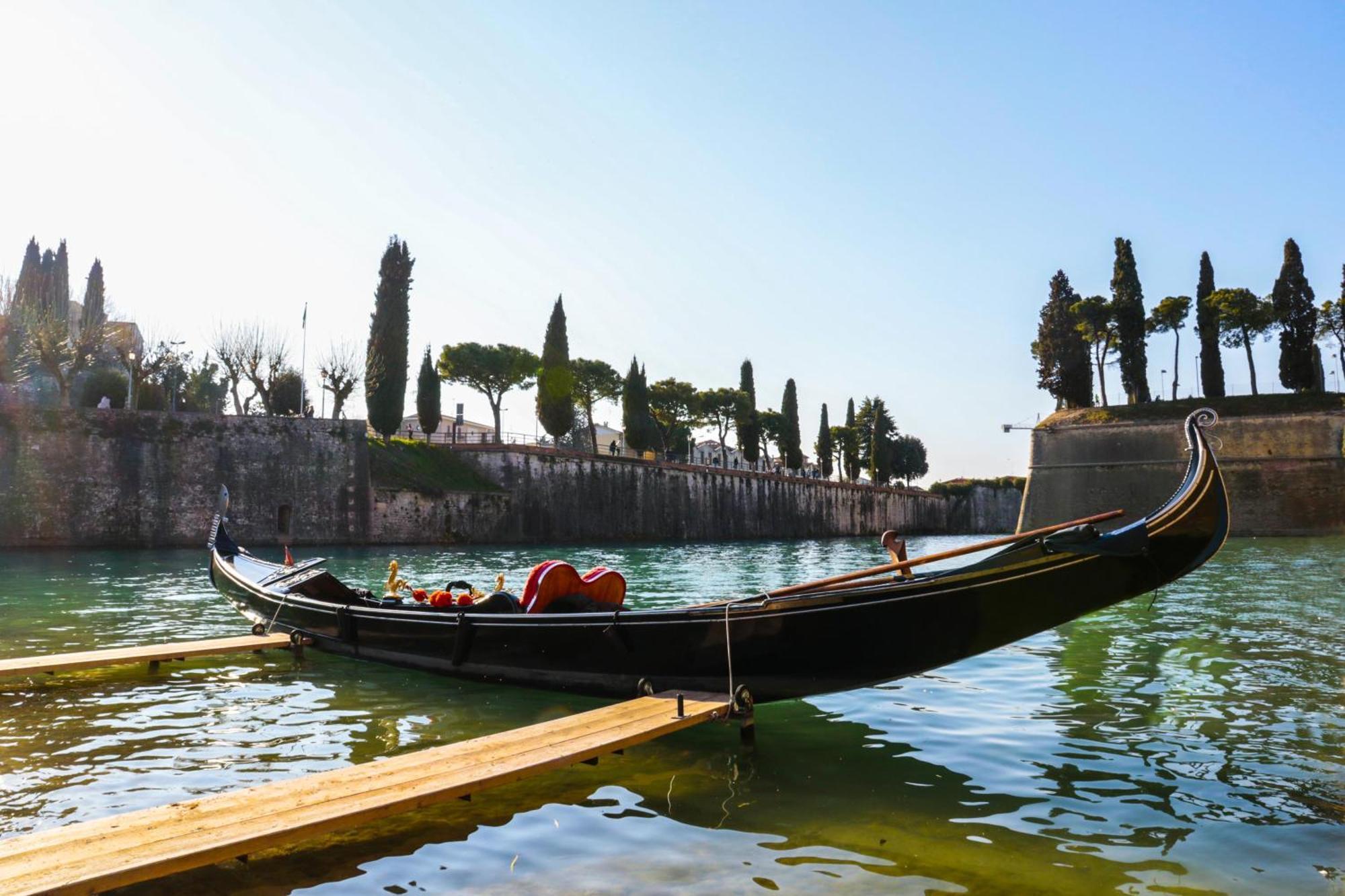 Le Finestre Sul Borgo Rooms Peschiera del Garda Exterior photo
