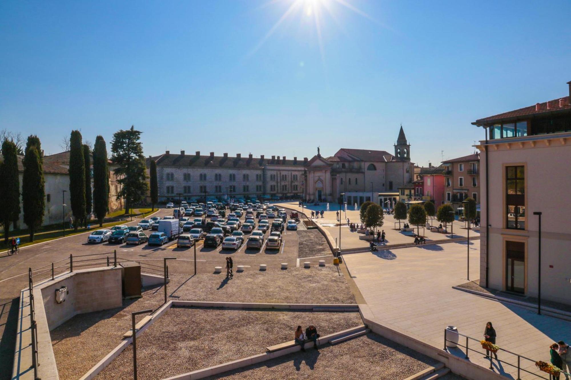 Le Finestre Sul Borgo Rooms Peschiera del Garda Exterior photo