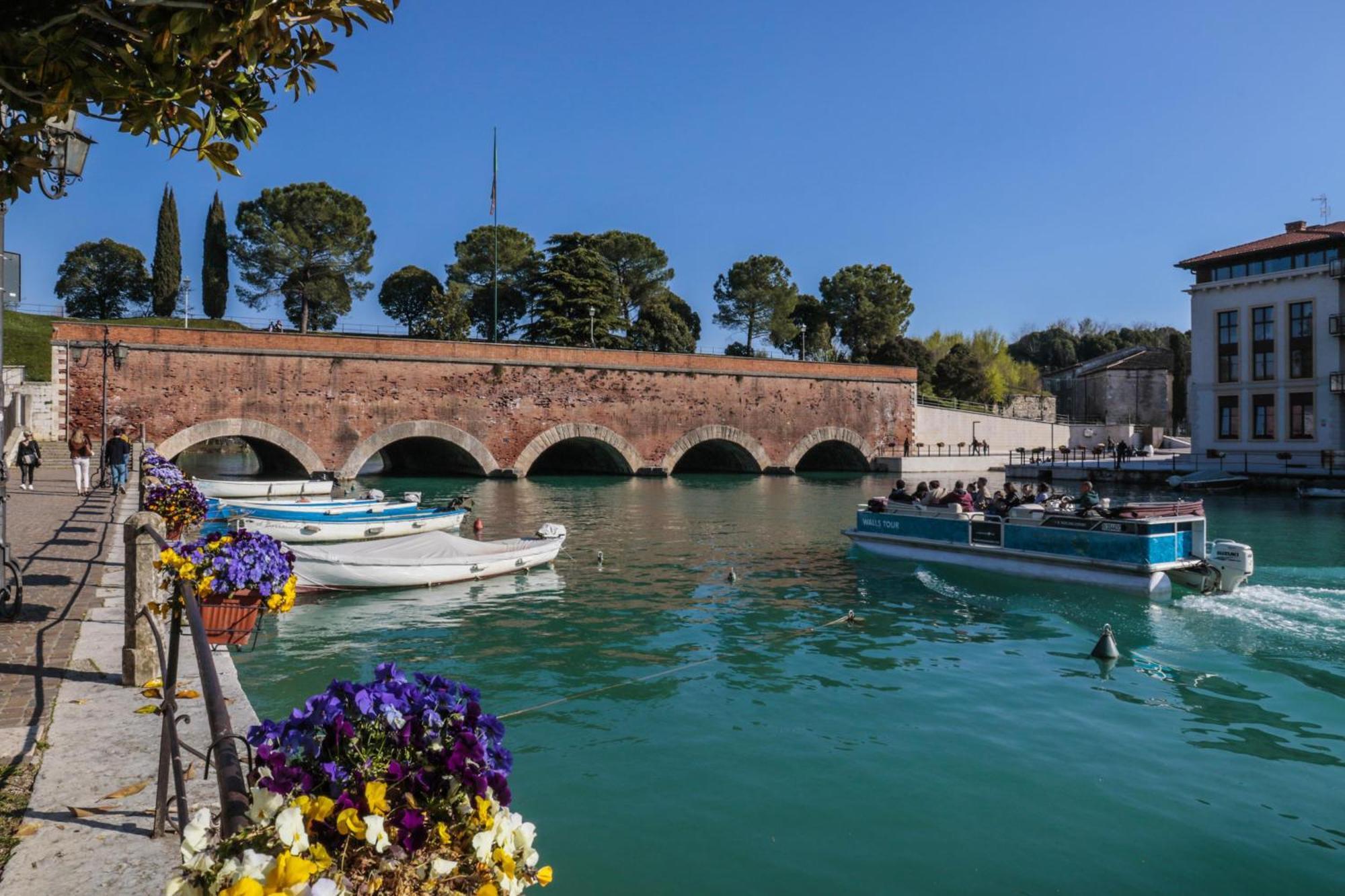 Le Finestre Sul Borgo Rooms Peschiera del Garda Exterior photo