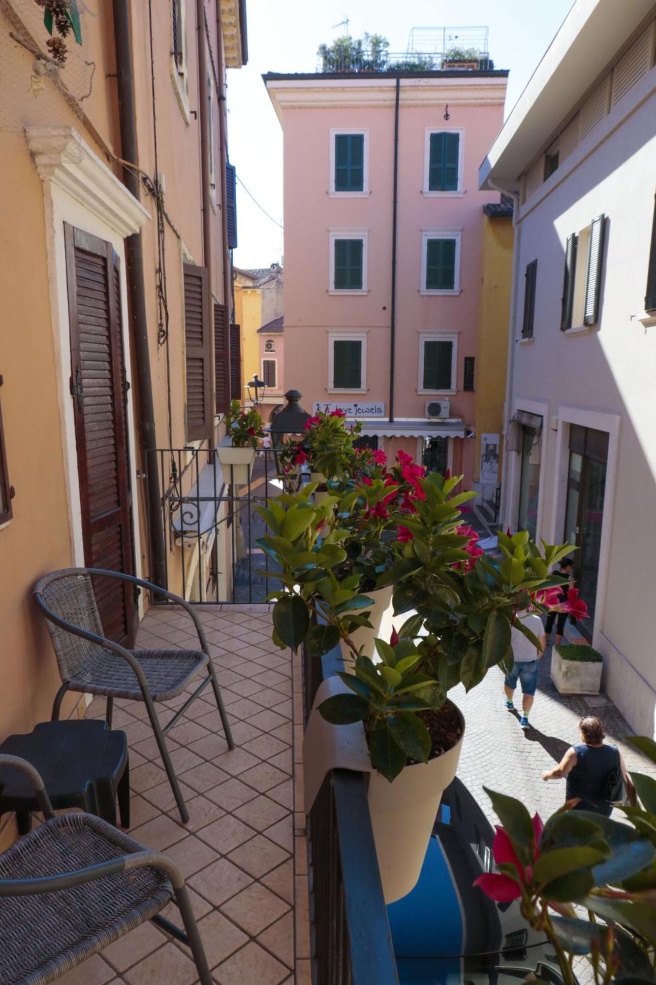 Le Finestre Sul Borgo Rooms Peschiera del Garda Exterior photo